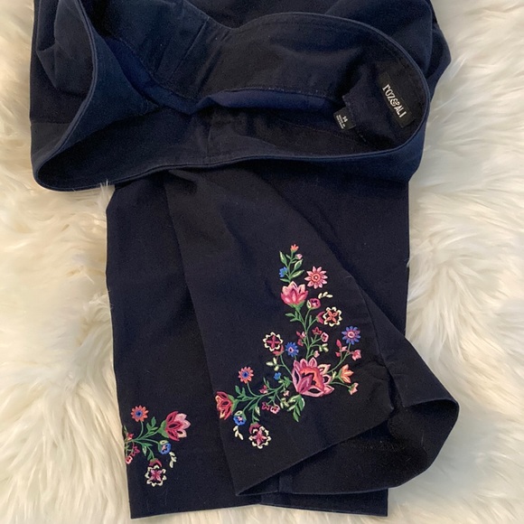 ROZ & ALI sz. 14 navy pants w/embroidered flowers at bottom of legs $22 - Picture 2 of 7
